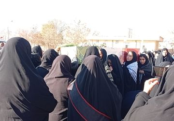 استقبال پرشور دانش‌آموزان از شهید گمنام در روستای حیدری و یانچشمه