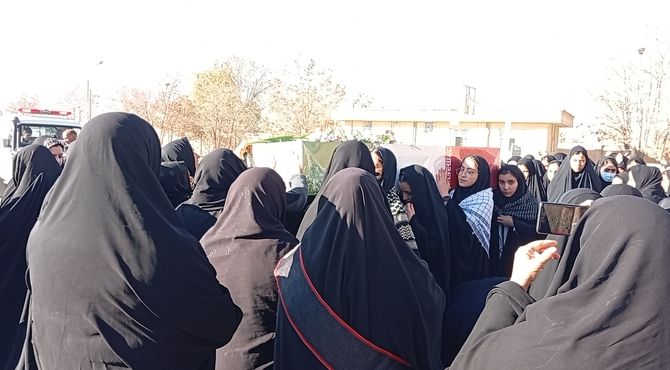 استقبال پرشور دانش‌آموزان از شهید گمنام در روستای حیدری و یانچشمه