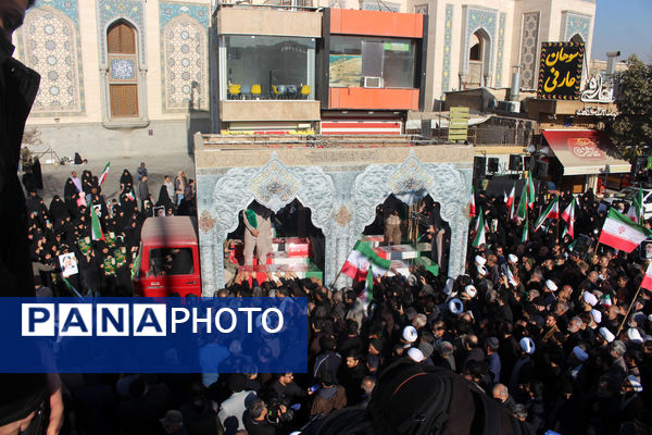 جلوه‌هایی از حضور نوجوانان در مراسم تشییع و خاکسپاری شهدای گمنام