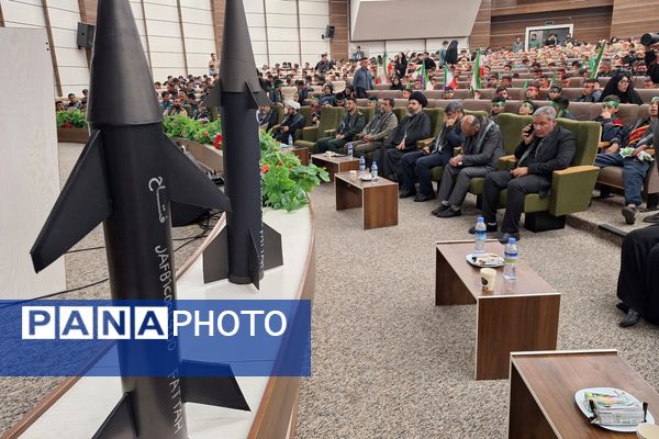 اجتماع بزرگ دانش آموزان بسیجی پردیس در گرامیداشت شهدای دانش آموز