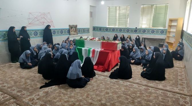  مراسم بدرقه شهید گمنام در دبیرستان سادات زارچ 