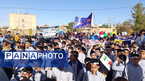 قدم‌های کوچک، ایمان‌های بزرگ؛ حضور باشکوه دانش‌آموزان دبستان برادران ابراهیمی‌نیا در ۱۳ آبان