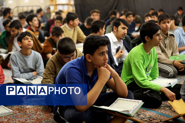 اعتکاف دانش‌آموزی در مسجد مقدس جمکران