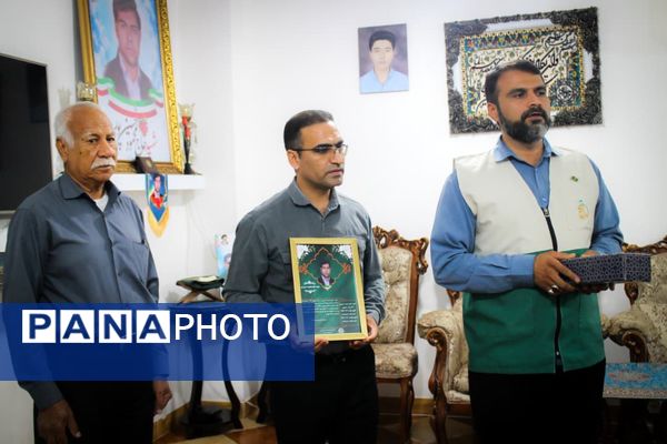 تجلیل دانش‌آموزان بندرعباسی از خانواده شهید در آستانه میلاد حضرت زهرا(س)