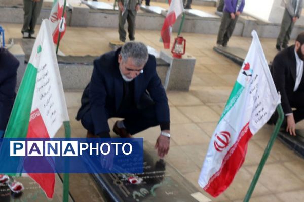 مدرسه باقرالعلوم (ع) فیروزکوه میزبان مراسم پرشور گلباران مزار شهدا با حضور مسئولان شد