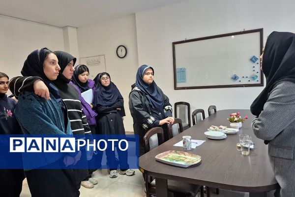  جلسات تمرین نمایش‌نامه‌خوانی در دبیرستان فرزانگان