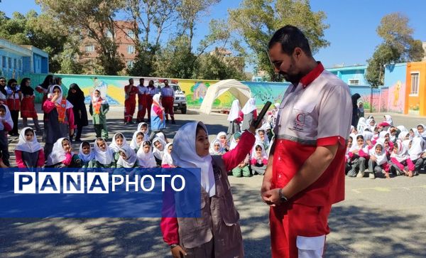 دانش‌آموزان دبستان دخترانه فرهنگیان با مهارت‌های اولیه امداد و نجات آشنا شدند