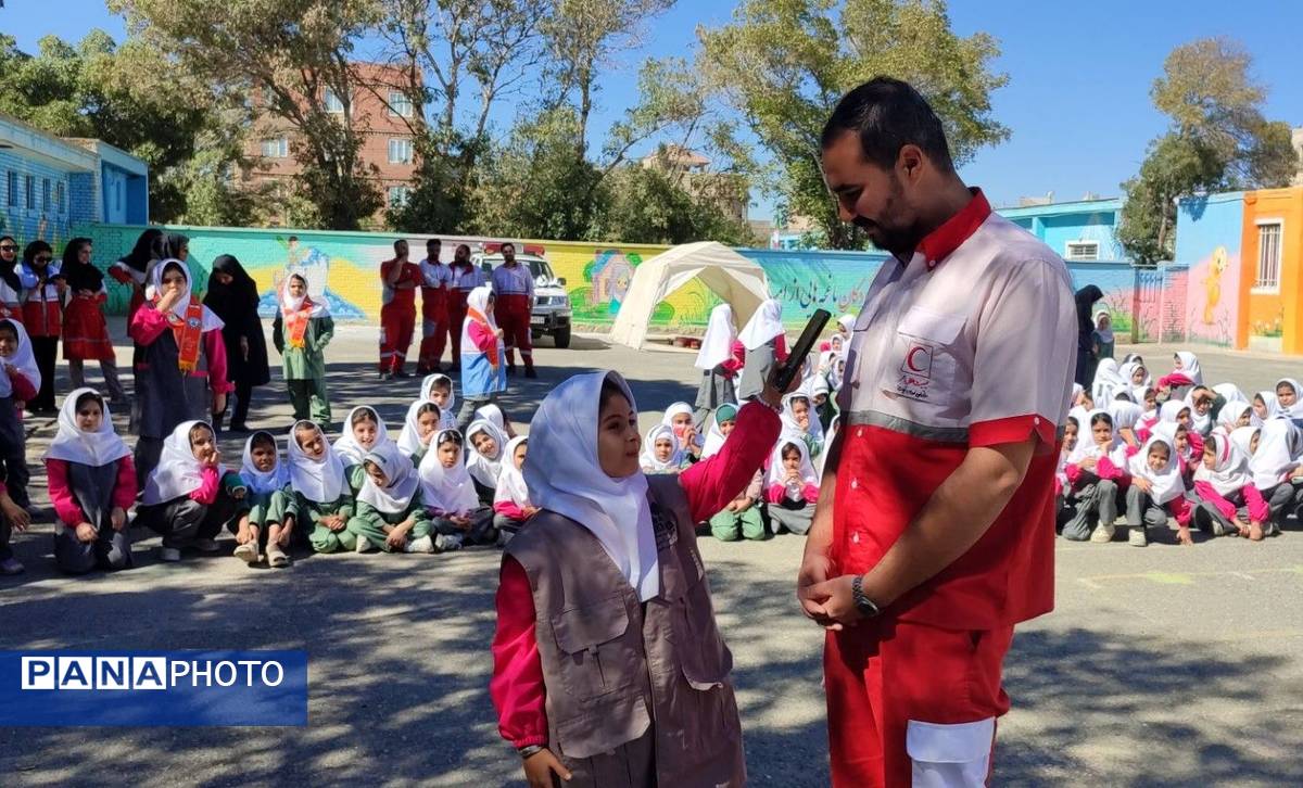 دانشآموزان دبستان دخترانه فرهنگیان با مهارتهای اولیه امداد و نجات آشنا شدند