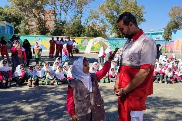 دانش‌آموزان دبستان دخترانه فرهنگیان با مهارت‌های اولیه امداد و نجات آشنا شدند