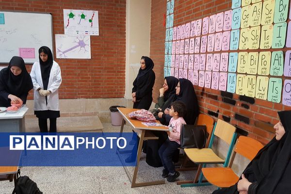 ویژه‌برنامه روز آزمایشگاه در دبیرستان پروفسور رزاقی کهریزک 