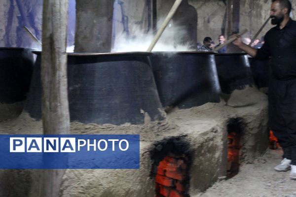 آماده‌سازی هلیم عاشورا در روستای اسحاق آباد نیشابور 