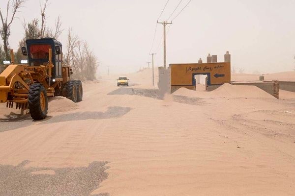 جمع آوری ۵۰۰ هزار متر مکعب ماسه بادی از محورهای مواصلاتی حوزه سیستان