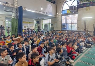 لبخندهای کودکانه در مسجد حسین‌بن‌علی(ع) در جشن میلاد امام علی(ع) و امام جواد(ع) 