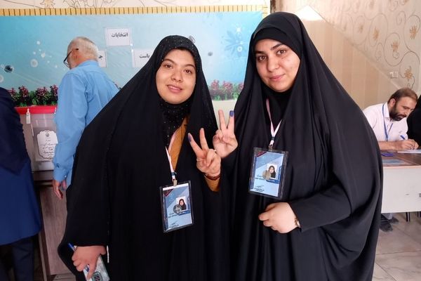 حضور ۵۲ دانش‌آموز رای اولی با عنوان همیار فرماندار در شعبه‌های اخذ رای شهرستان اسلامشهر 