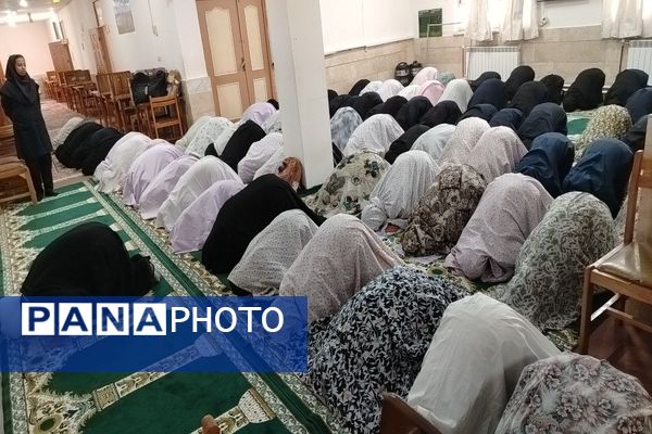 اقامه نماز جماعت ظهر و عصردر دبیرستان شهید مجید دهنوی 