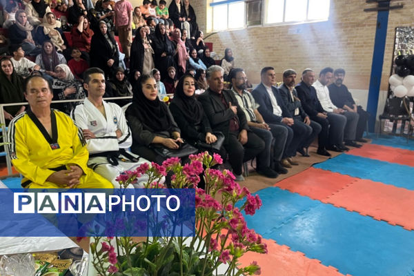 تجلیل از خیرخانه تکواندو آباده و اهدا مدال به تکواندوکاران مسابقات استانی
