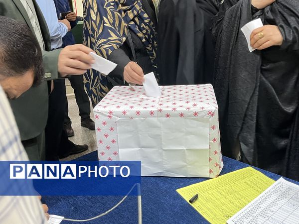اولین جلسه انجمن اولیا و مربیان دبیرستان نمونه آیت الله خامنه‌ای کاشمر