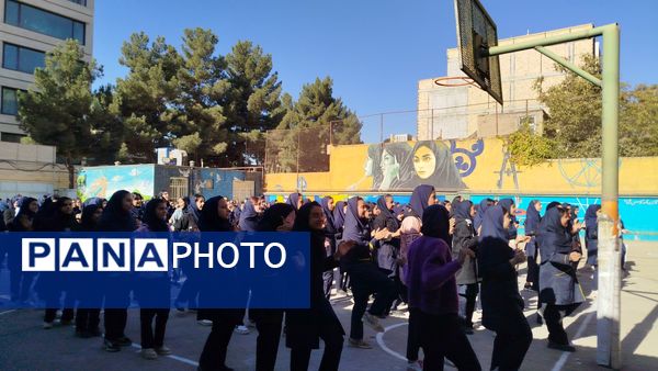 مسابقات ورزشی به مناسبت هفته بهداشت و روان در دبیرستان پیرایش یک