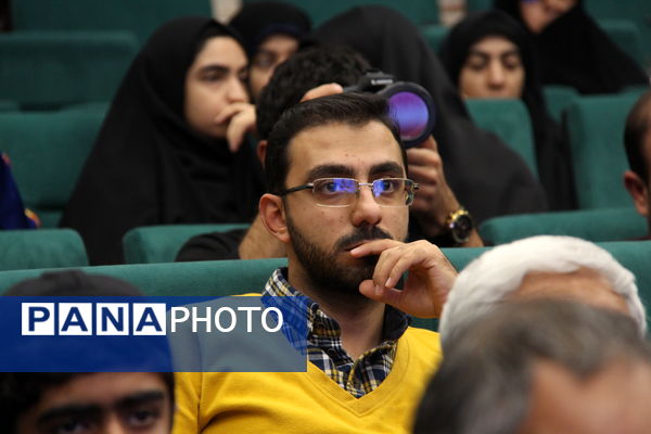 آیین رونمایی کتاب سبیل صورتی در یزد