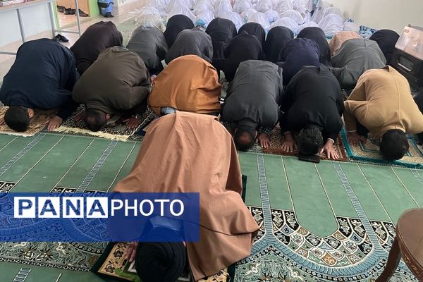 لحظه‌های ناب بندگی در نماز جماعت دانش‌آموزان آباده