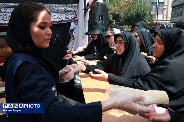 موکب «عشاق‌الحسین» سازمان دانش آموزی در راهپیمایی خانوادگی جاماندگان اربعین حسینی - تهران/ 2