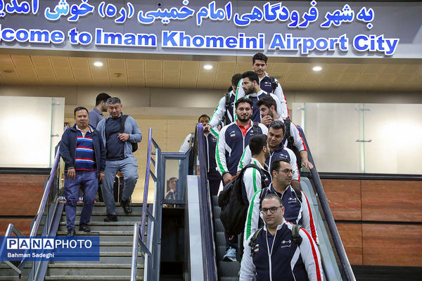 بازگشت تیم ملی وزنه‌برداری با جام قهرمانی‌