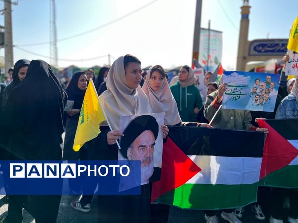 برگزاری مراسم راهپیمایی سیزده آبان با حضور دانش‌آموزان و مسئولین در ملارد