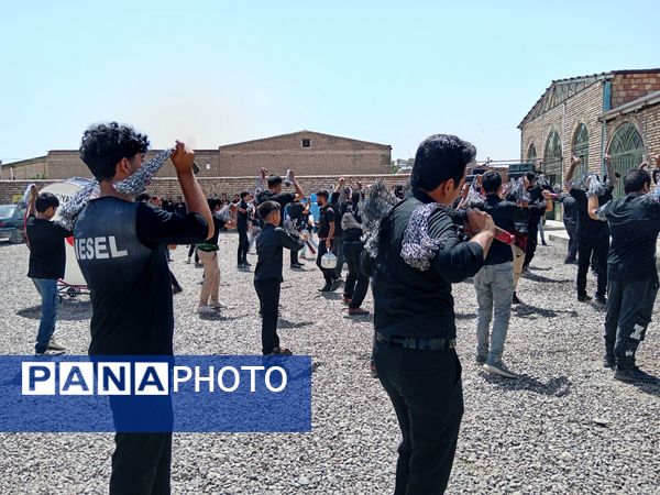 هیئت زنجیرزنی در روستای فیض آباد در صبح عاشورای حسینی 