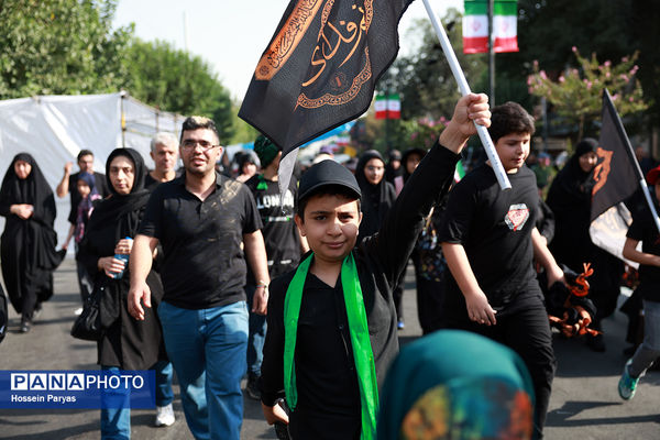 موکب «عشاق‌الحسین» سازمان دانش آموزی در راهپیمایی خانوادگی جاماندگان اربعین حسینی - تهران