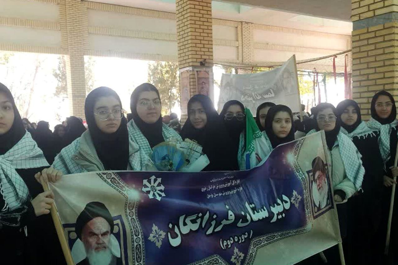 گرامیداشت ۱۳ آبان و یاد شهدای دانش‌آموز سال 57 در دبیرستان فرزانگان قوچان