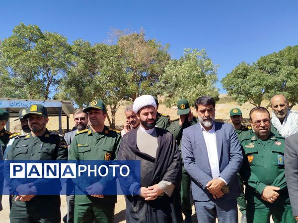 غبارروبی مزار شهدا به‌مناسبت هفته دفاع مقدس در نورآباد 