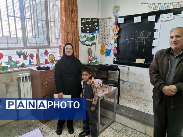 جشن تقدیر از بانوان آموزگار به‌مناسبت روز مادر در دبستان شهید پسندیده فدافن