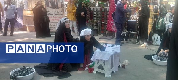 اجرای گروه سرود و تئاتر خیابانی به مناسبت هفته دفاع مقدس در مصلای کرج