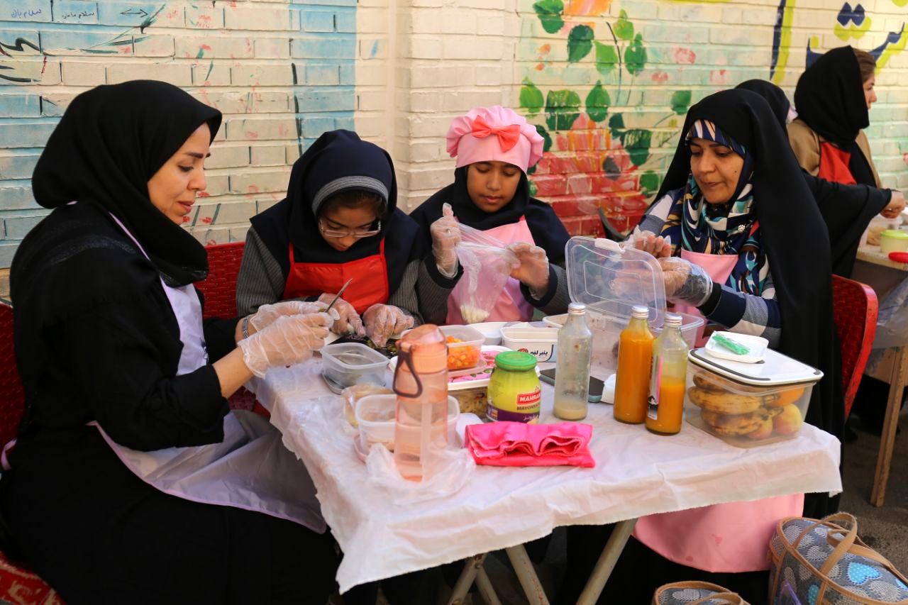 مدرسه زینبیه تبریز میان خندهی دختران و نگاه پرمهر مادران،  جان گرفت