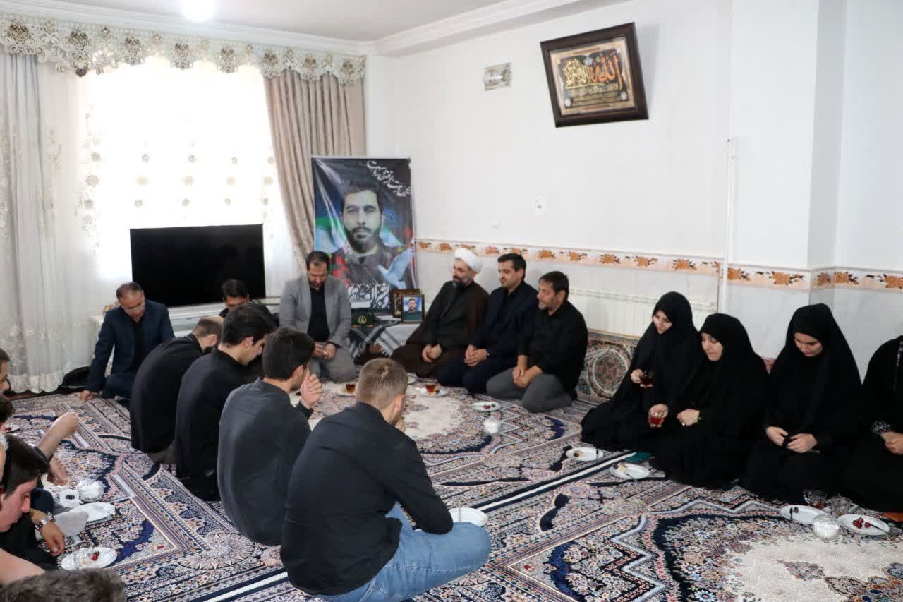 دیدار دانشجو معلمان دانشگاه فرهنگیان با خانواده شهید اقتدار؛ احیای یاد و خاطره دلاوری‌ها