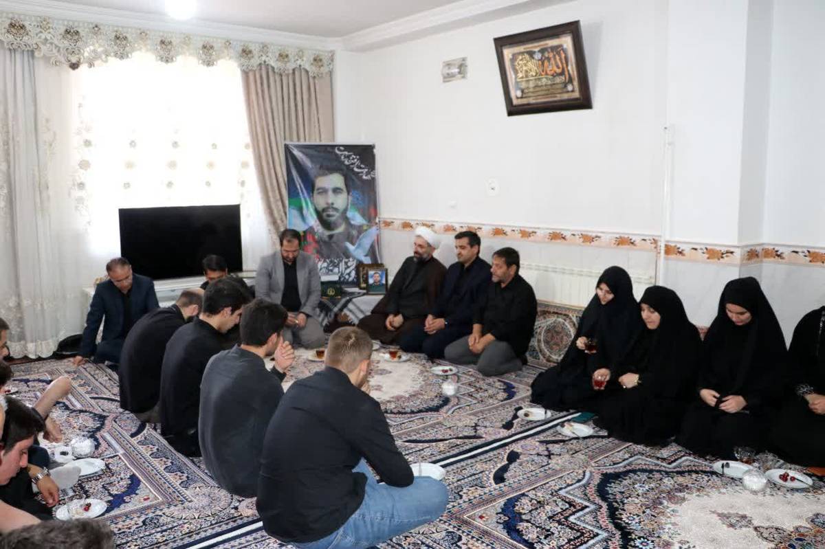 دیدار دانشجومعلمان دانشگاه فرهنگیان با خانواده شهید اقتدار؛ احیای یاد و خاطره دلاوریها
