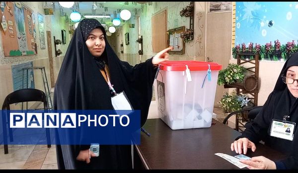 حضور ۵۲ دانش‌آموز رای اولی با عنوان همیار فرماندار در شعبه‌های اخذ رای شهرستان اسلامشهر 