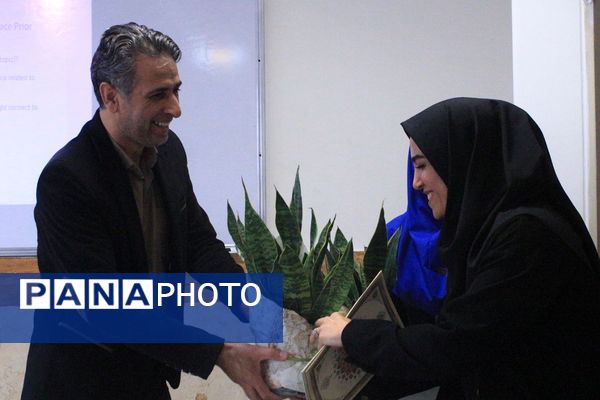  کارگاه دانش‌افزایی زبان انگیلیسی در دبیرستان‌ولایت بهارستان‌دو