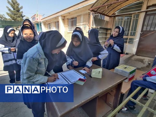 مراسم انتخابات شورای دانش آموزی در دبیرستان ناهید نخودی 