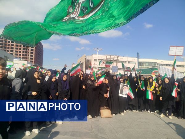 حضور پرشور دانش‌آموزان دبیرستان مهدی خدابنده در راهپیمایی ۱۳ آبان