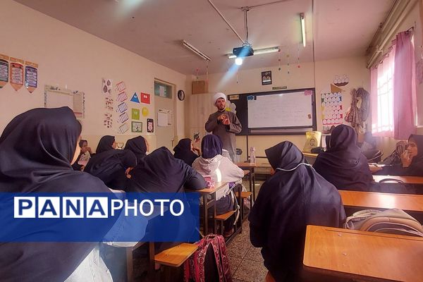 برگزاری کارگاه‌های آموزشی با حضور روحانیون گروه‌های جهادی در مدارس ناحیه دو شهرری 