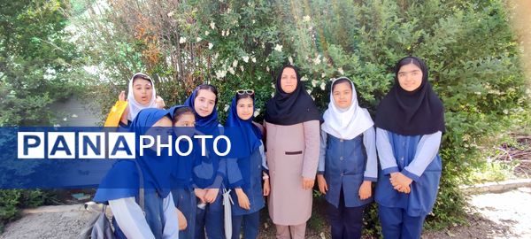 بازدید دانش‌آموزان مدرسه شهید خاقانی از گلخانه پیشه‌وران شیروان