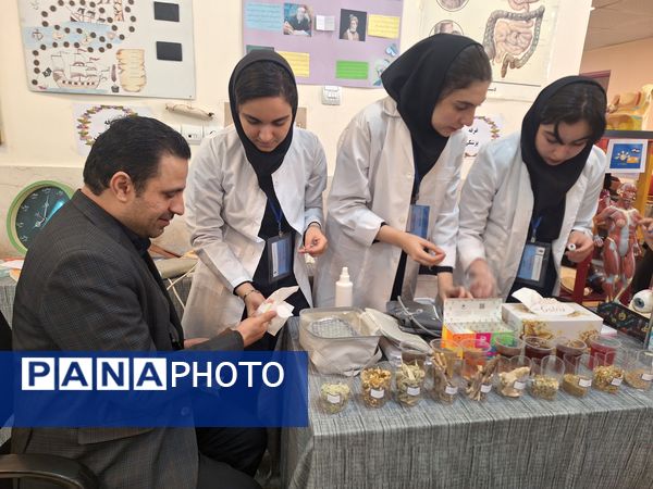 افتتاحیه نمایشگاه پژوهشی و فناورانه دبیران و دانش‌آموزان شهرستان ملارد در دبیرستان فرزانگان استعداد درخشان