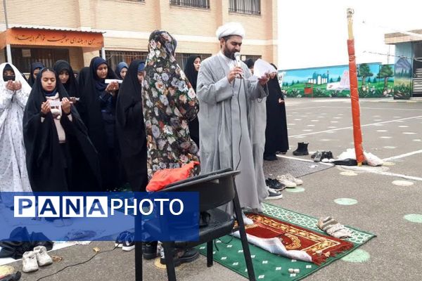  نماز باران در مدرسه جنت با حضور جمعی دانش‌آموزان