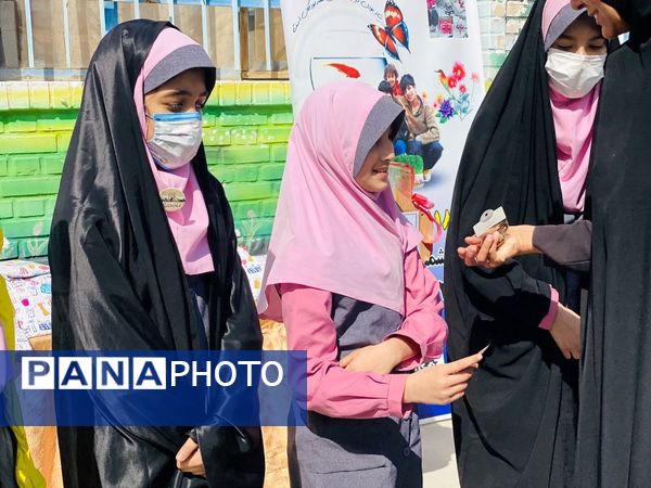 نواختن زنگ جشن نیکوکاری در دبستان زینب قهرمانی مه ولات