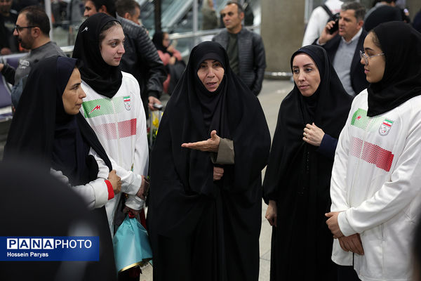 بازگشت طلایی‌پوشان بلندقامت دانش‌آموز ایران با کاپ قهرمانی