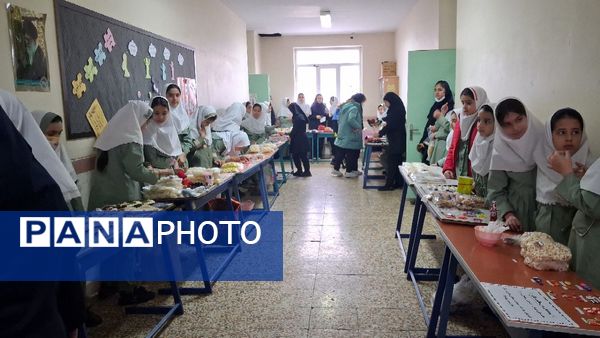 بازارچه مادر دختری با دست‌سازه‌های دانش‌آموزی 