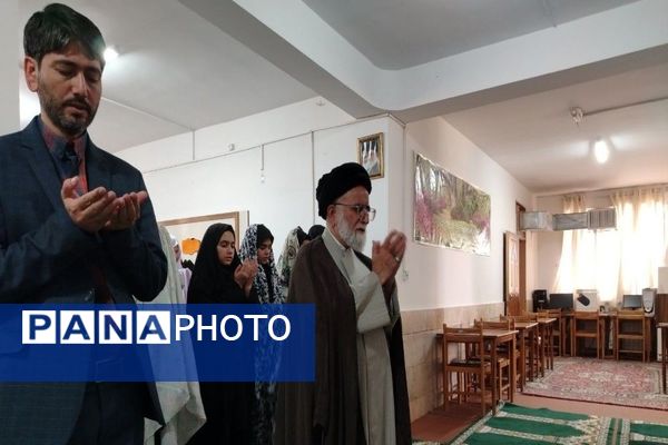 اقامه نماز جماعت در دبیرستان شهید مجید دهنوی نیشابور