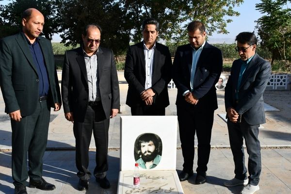 گلزارهای شهدا در هفته معلم عطرافشان شد