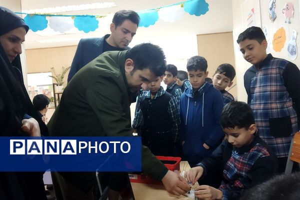 بازدید کارشناس پژوهش ناحیه دو شهرری از نمایشگاه پژوهش دبستان قلنبر